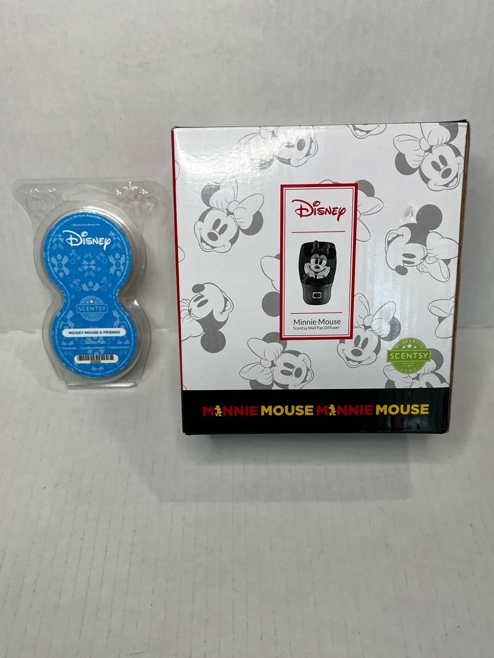 Scentsy Bundle Minnie Mouse Plug-In Warmer with Pods